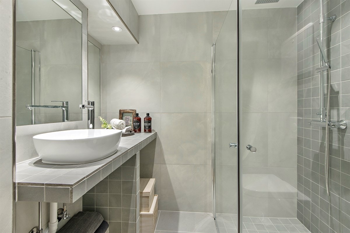 Lekkert bad fra 2016/2017 med tidsriktige fliser og innredning Galleribilde