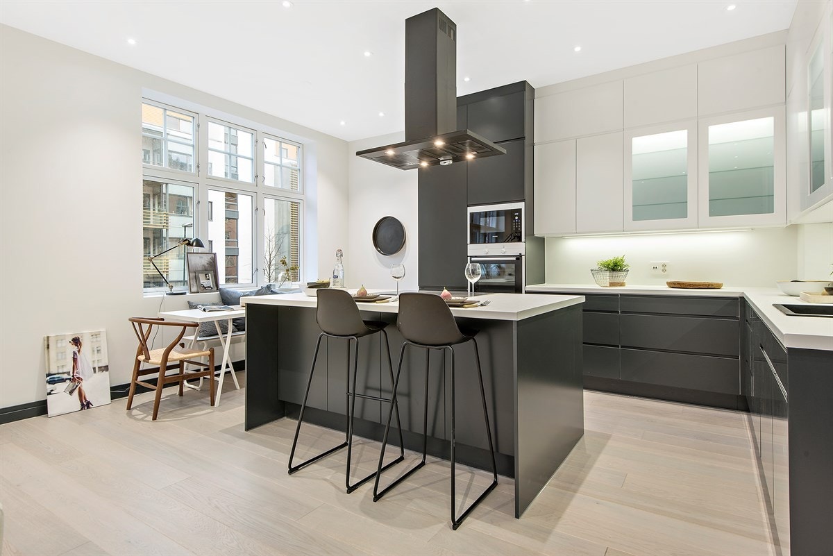 Stort og lekkert kjøkken fra 2016/2017 med integrerte hvitevarer og mye skap- og benkeplass Galleribilde