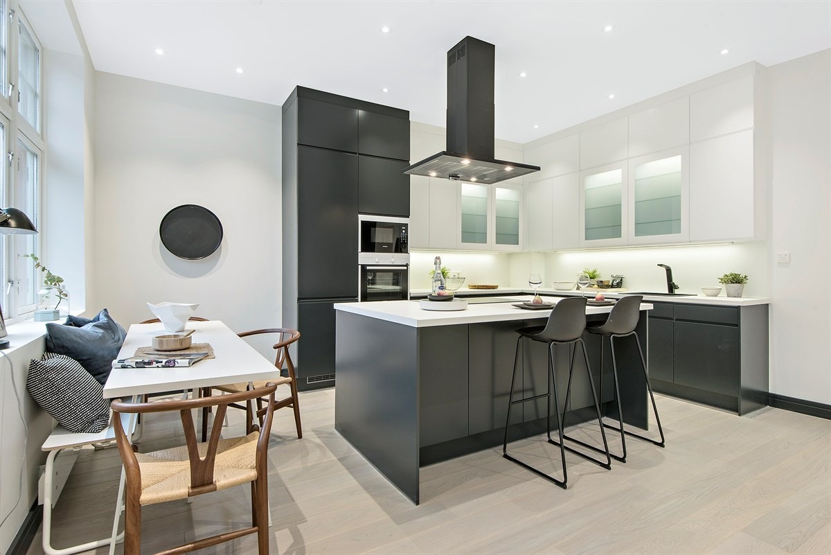 Kjøkkenet har en sosial øyløsning med plass til barkrakker Galleribilde