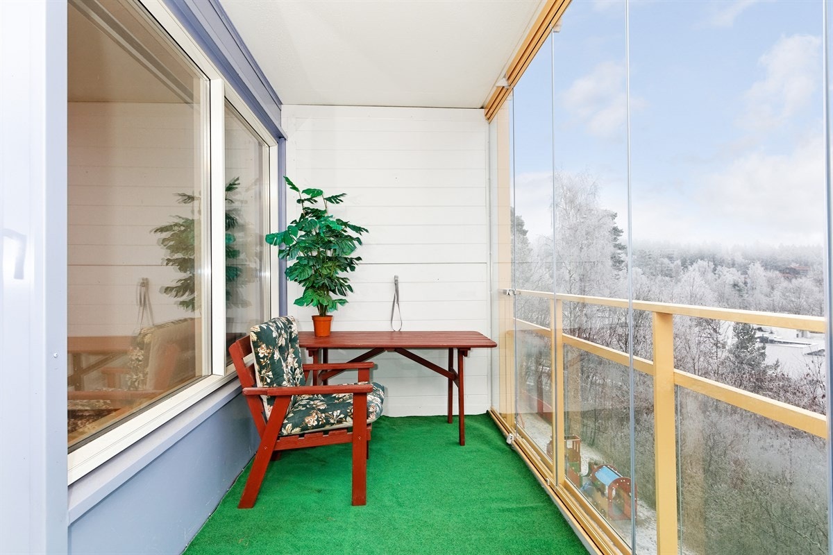 Velkommen til Hovseterveien 98! 2-roms med balkong, garasjeplass, heis og usjenert beliggenehet i 2 etasje. Galleribilde