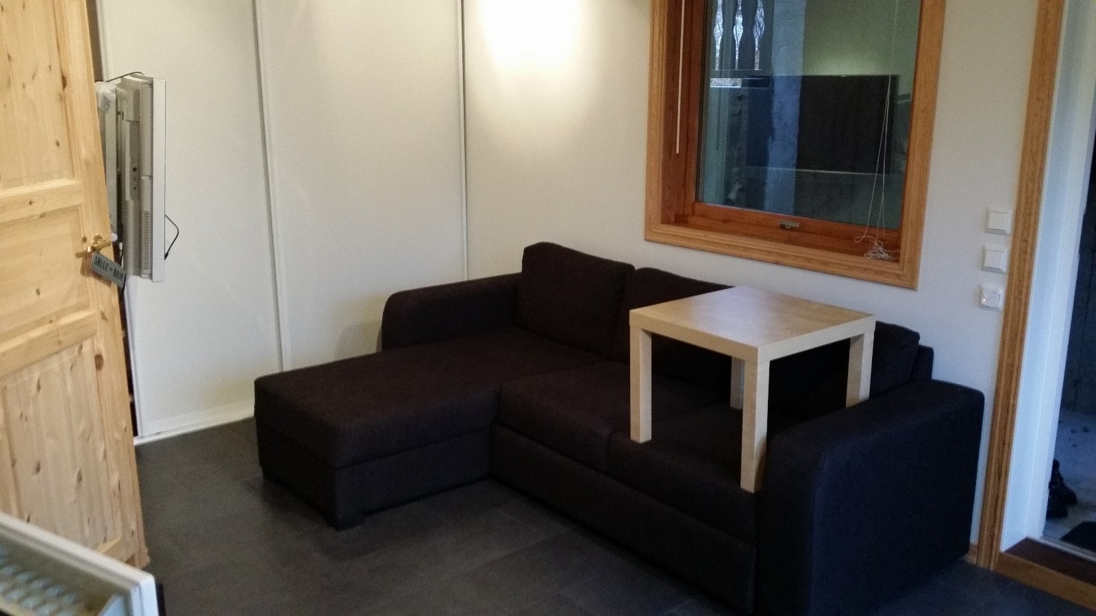 Kombisofa med veggmontert 37" TV og vindu Galleribilde