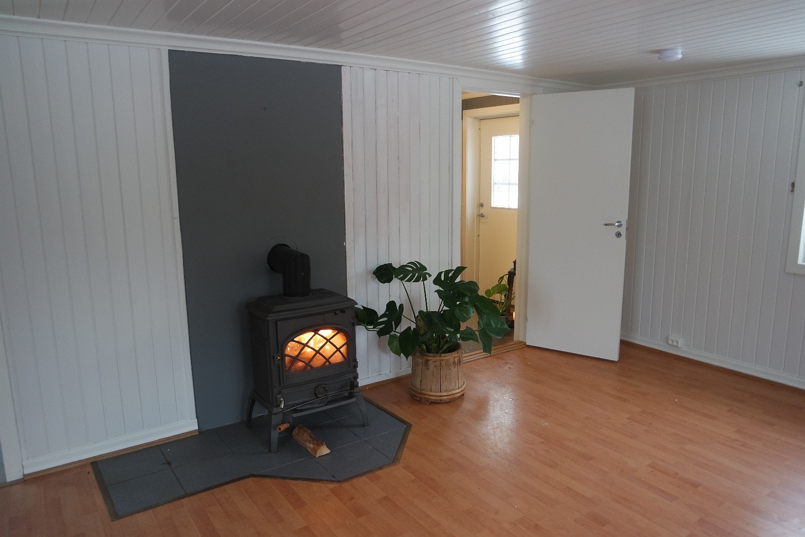 Vedovn i stue. Varmer godt opp hele huset. Galleribilde