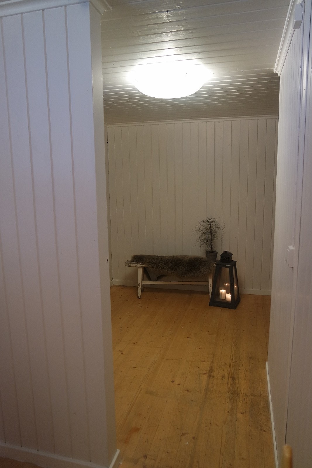 Soverom (det innerste). Vegg til venstre som deler det i to. Galleribilde