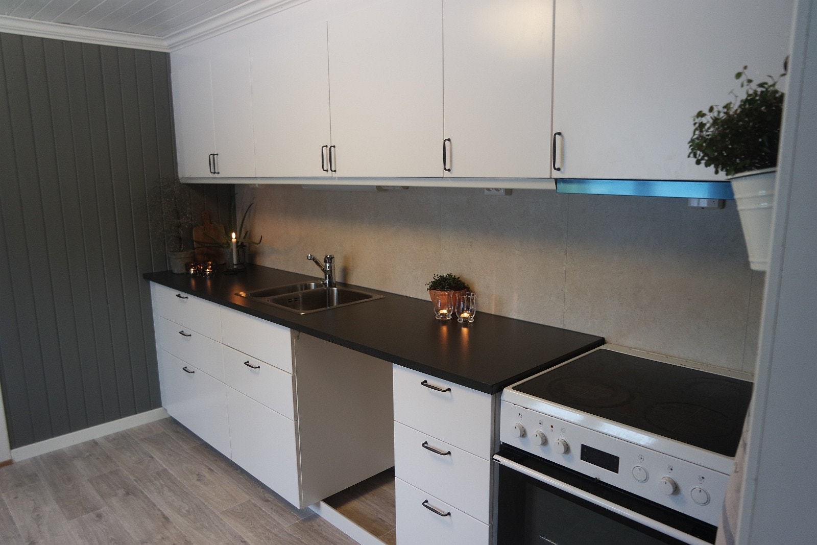 Kjøkken med god lagringsplass og smarte løsninger. Merk! Oppvaskmaskin er satt inn nå og inkl. i leie Galleribilde