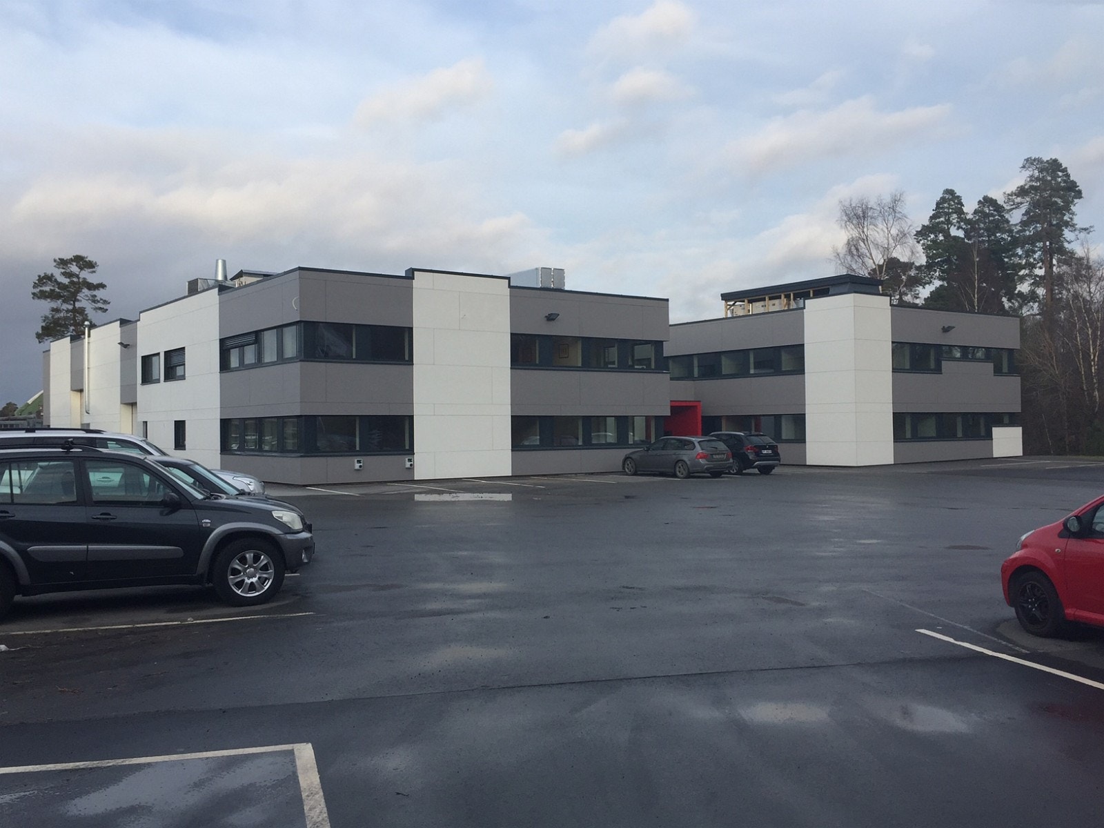 Flott bygg - gode parkeringsmuligheter Galleribilde