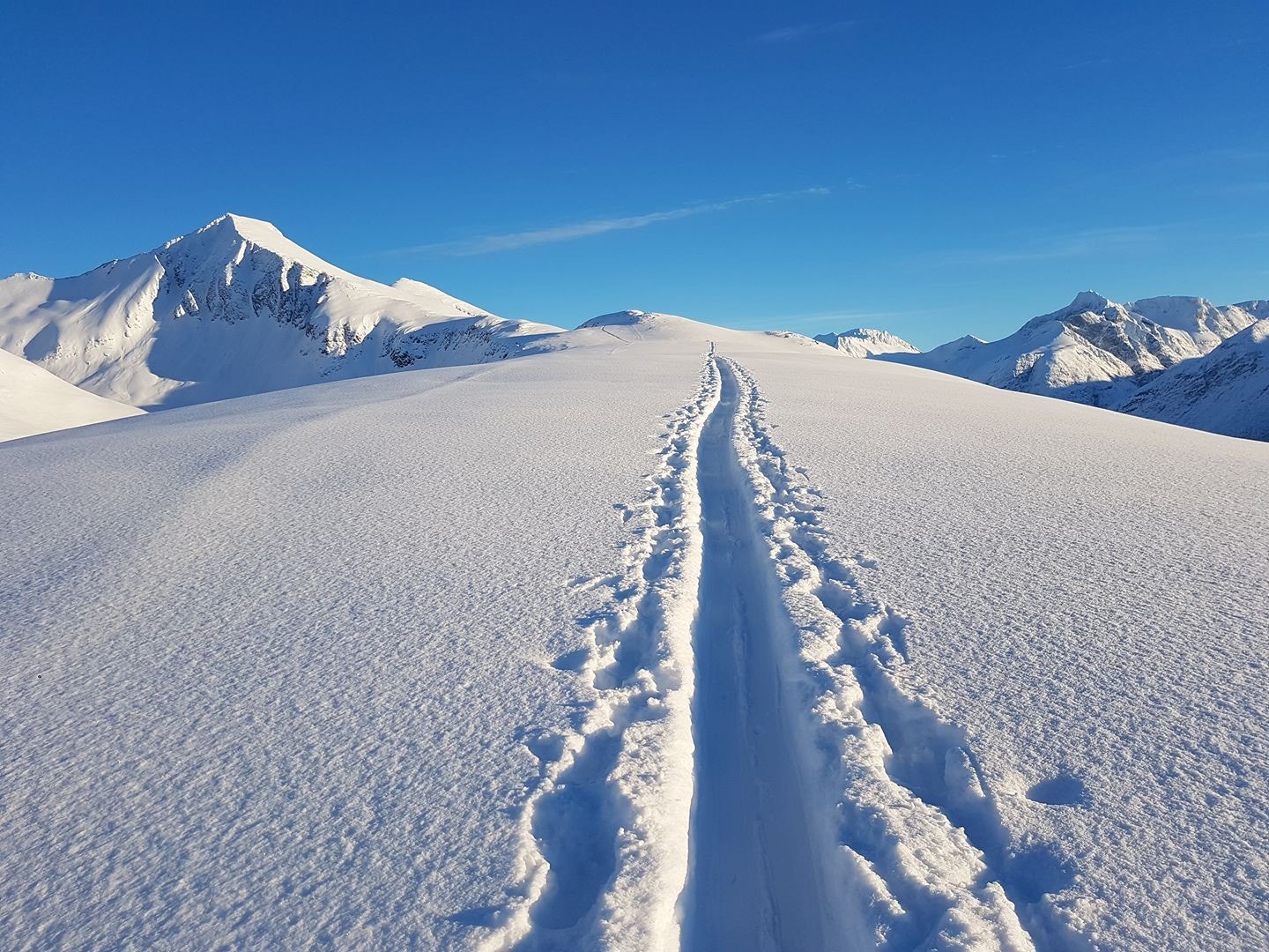 Steinberget mot kirketaket. Galleribilde