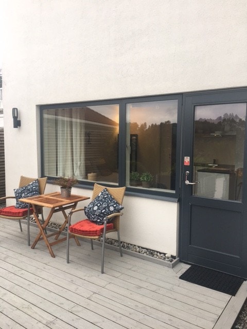 Egen inngang og uteplass med morgensol og nydelig utsikt til sjøen. Galleribilde