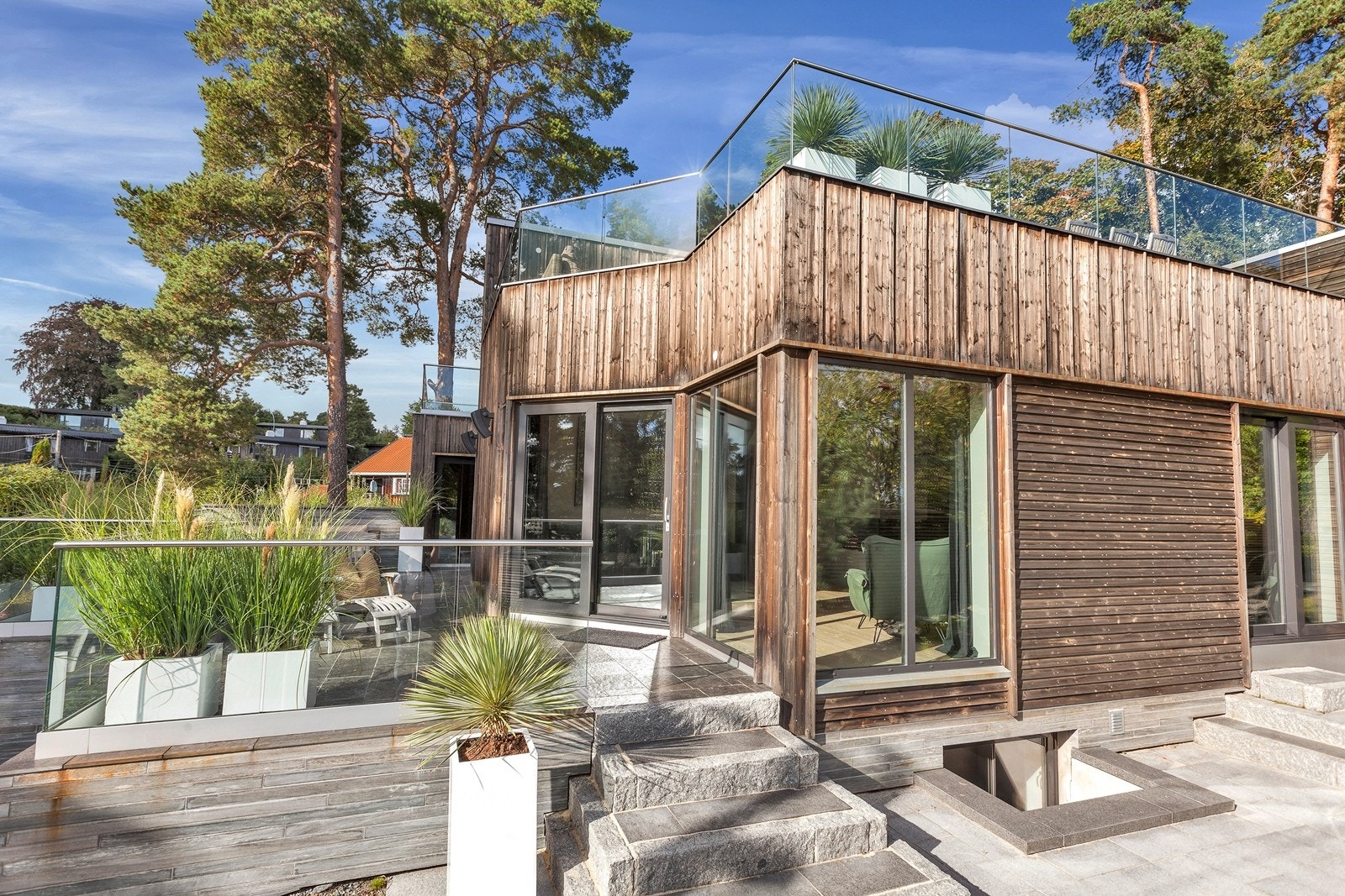 Flere solrike takterrasser med utebelysning, gulvvarme og innlagt lydsystem fra Sonos Galleribilde