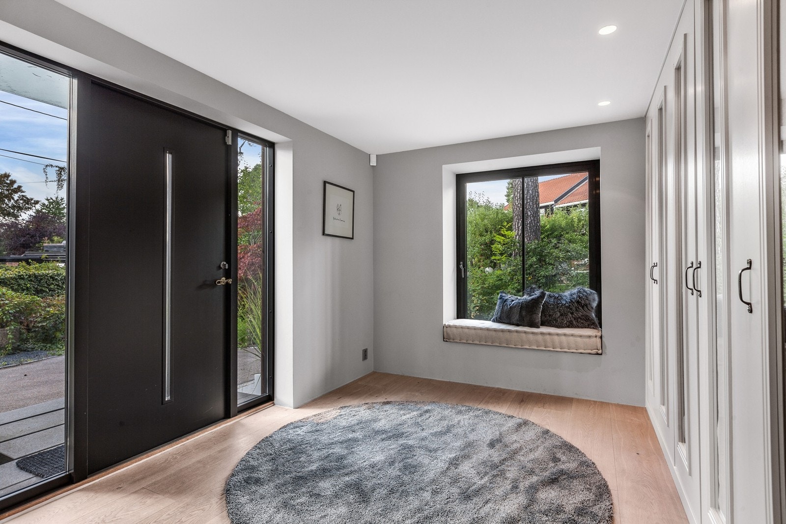 Romslig entré/hall med plassbygde skap Galleribilde