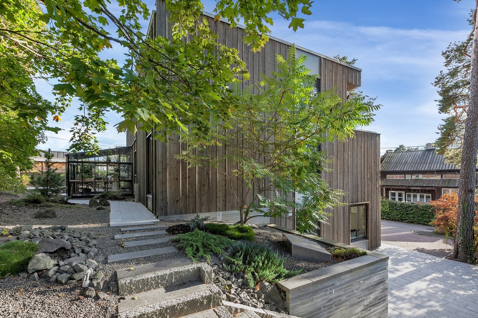 Boligen er tegnet av Frogner Arkitektkontor. Flotte stenbelagte utomhusområder med diverse beplantning Galleribilde