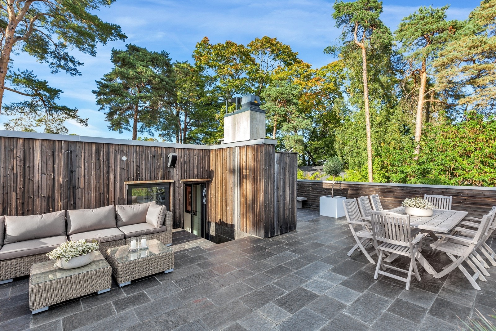 Fra gang i 2. etasje har man tilgang til en stor, privat takterrasse på 62 kvm med god plass til flere sittegrupper Galleribilde
