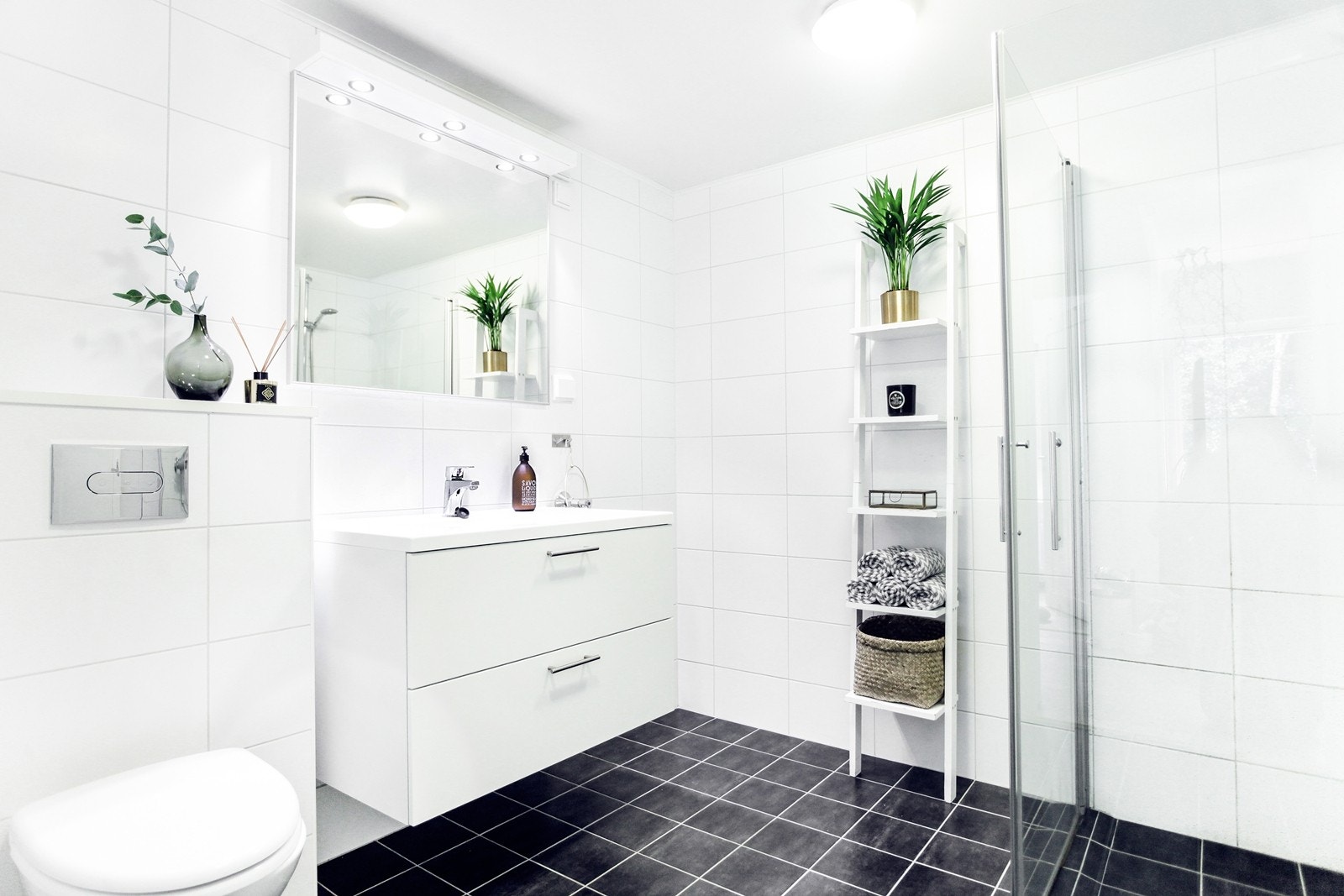 Helfliset baderom med pen innredning Galleribilde