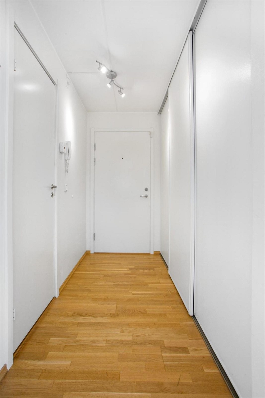 Du ønskes velkommen inn i en lys entré med skyvedørsgarderobe og oppbevaringskott Galleribilde