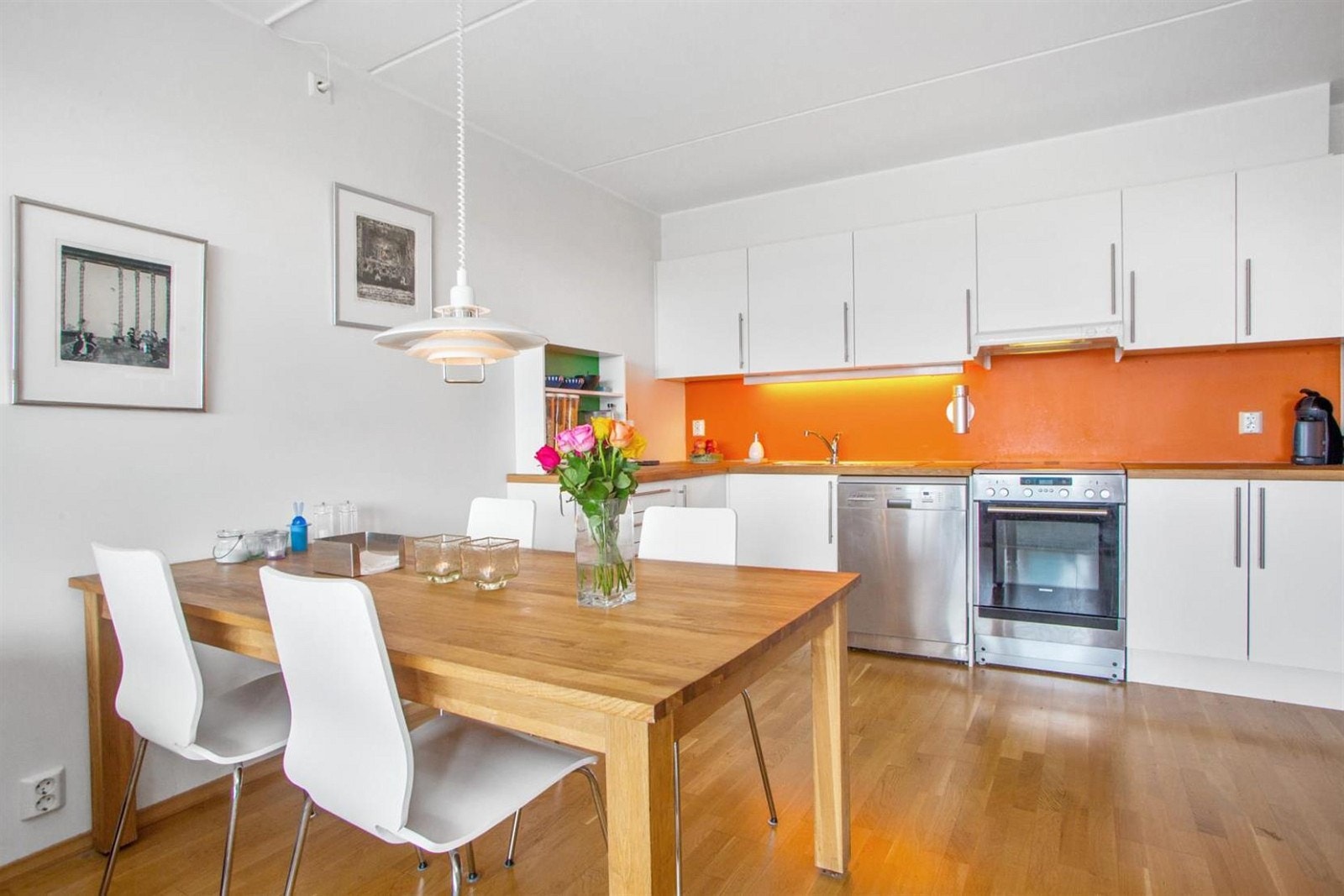 Åpen kjøkkenløsning i lyse, freshe farger Galleribilde