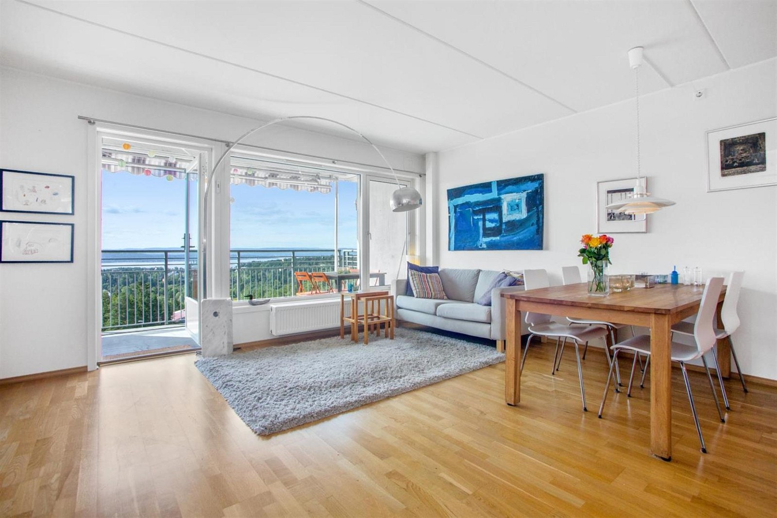 Stuen får inn mye fint lys fra de store vinduene. Her er det utgang til deilig, solrik balkong Galleribilde