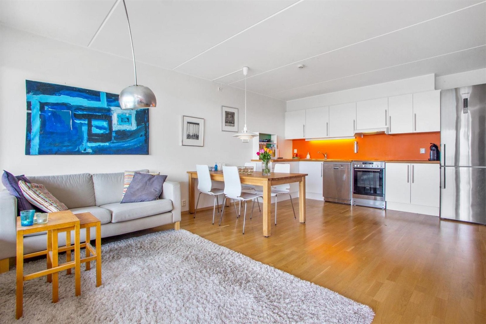 Stuen har god plass, med åpen kjøkkenløsning Galleribilde