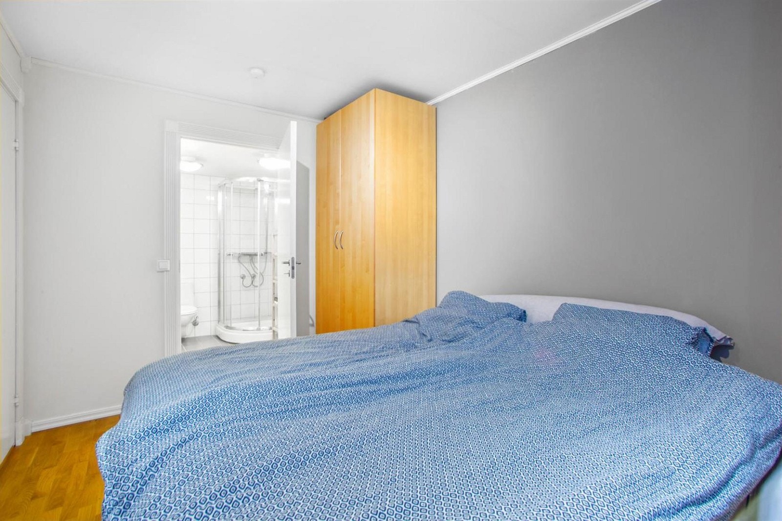 Hovedsoverommet er tilknyttet eget baderom med dusj og WC Galleribilde