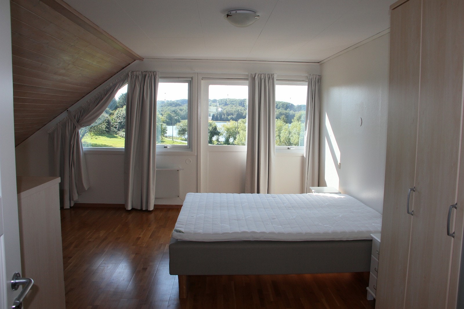 Large Master bedroom upstairs Galleribilde