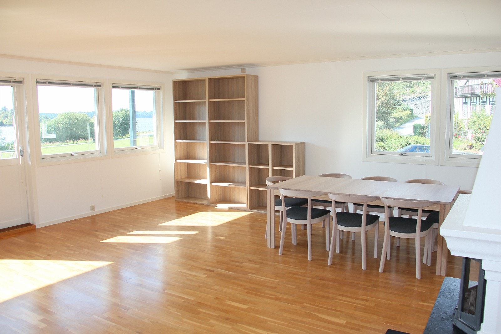 Living room dining side with nice view on both sides Galleribilde