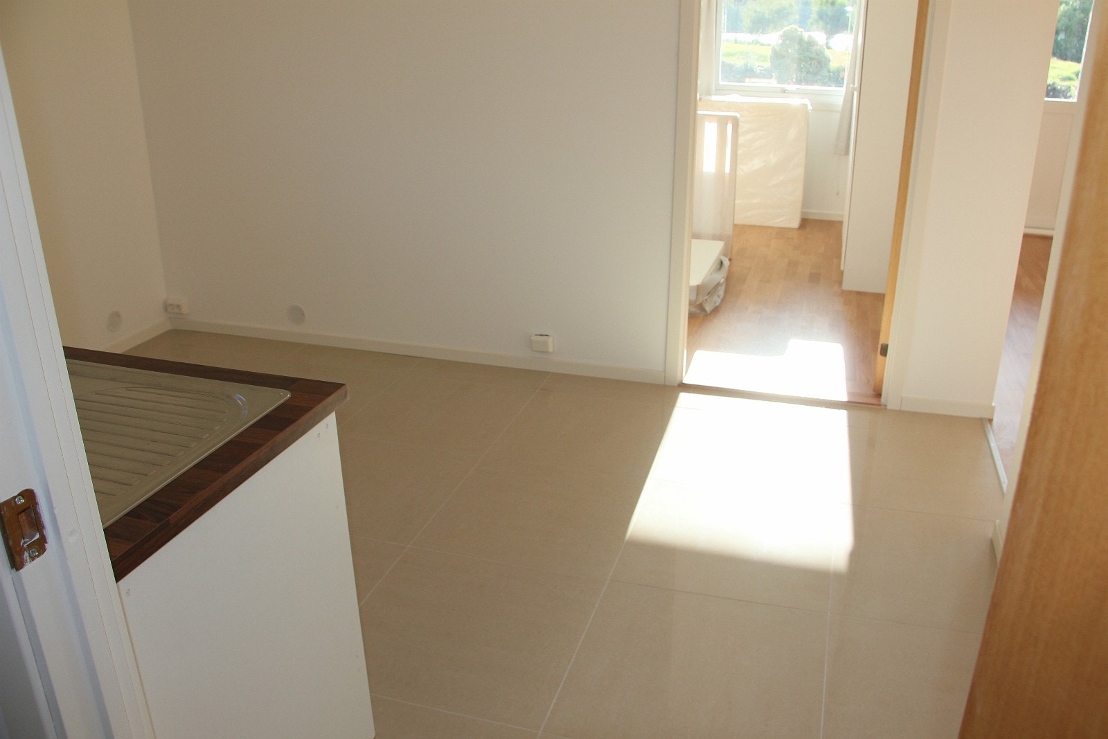 Looking towards bedroom and garden. Kitchen to the left Galleribilde