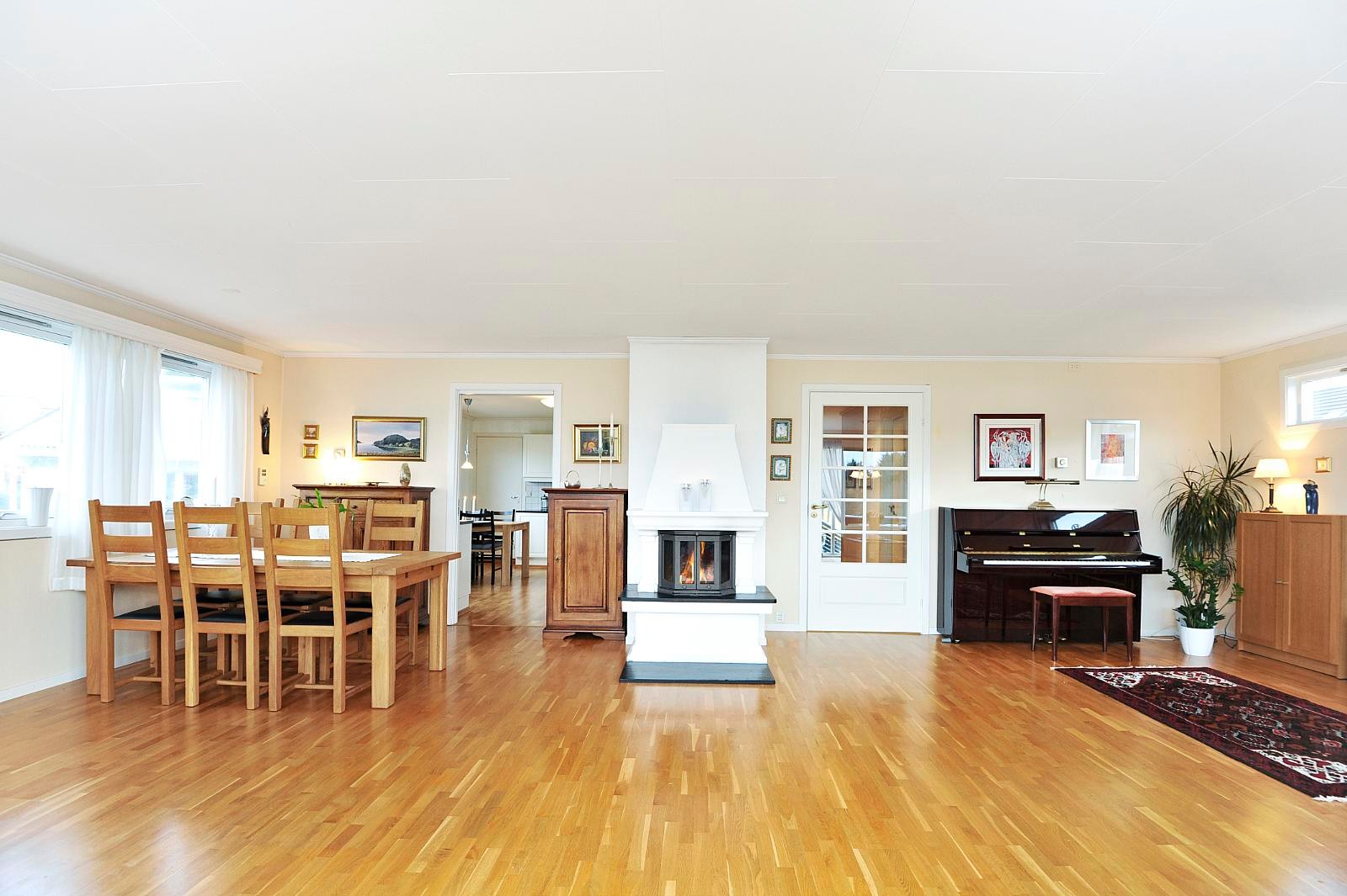 Living room with fireplace. Looking towards the kitchen Galleribilde
