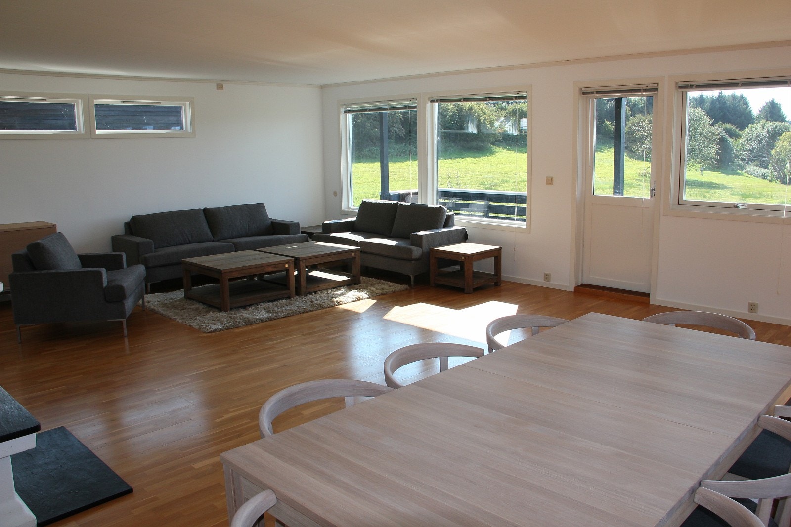 Living room with lots of light. Enjoy the Norwegian sunsets from your sofa Galleribilde