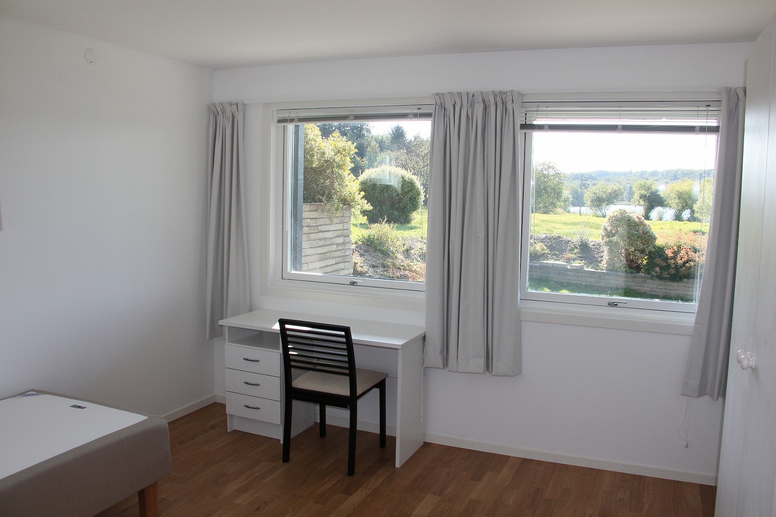 Bedroom 5 with beautiful view towards lake and garden Galleribilde