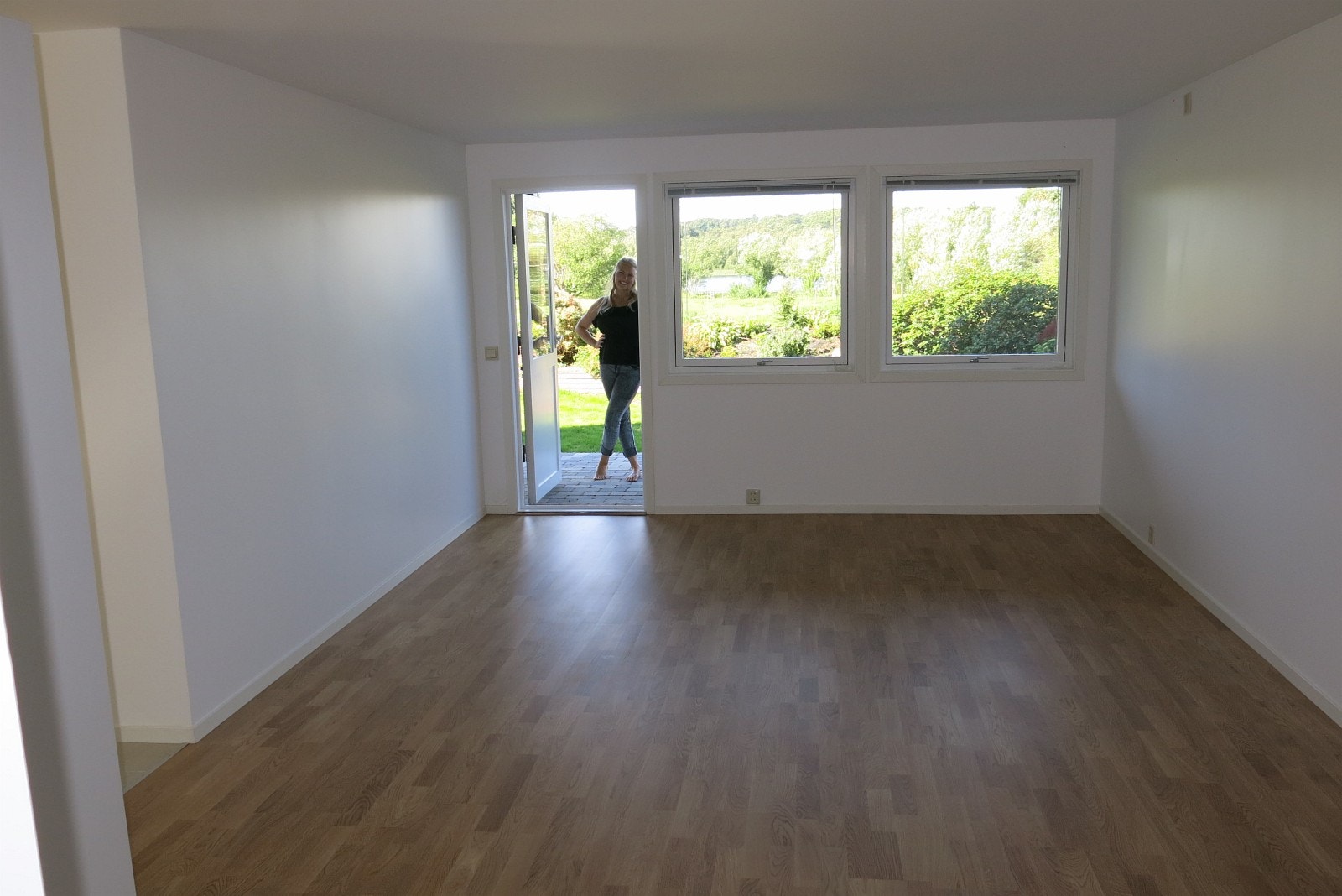 Living room ground floor with direct access to garden with nice view of lake Galleribilde