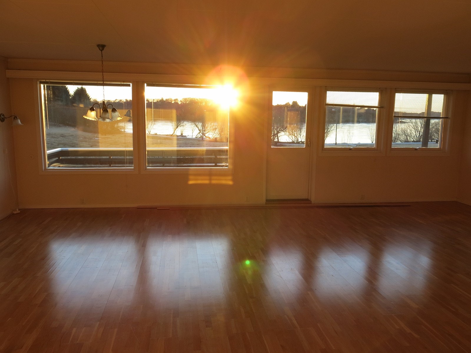 Sunset during winter from living room Galleribilde