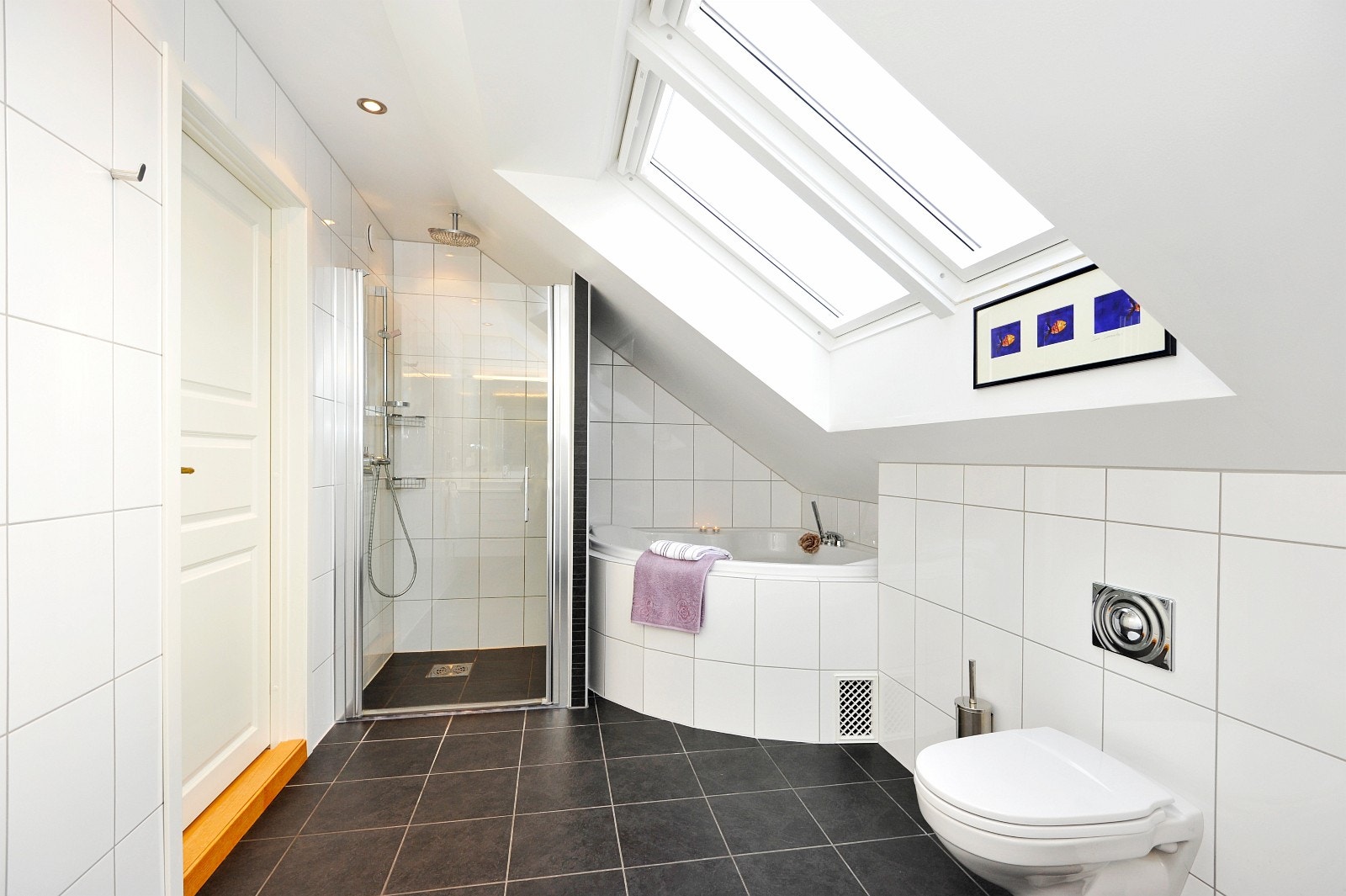 Nice bathroom upstairs. Heated floor and large bathtub Galleribilde