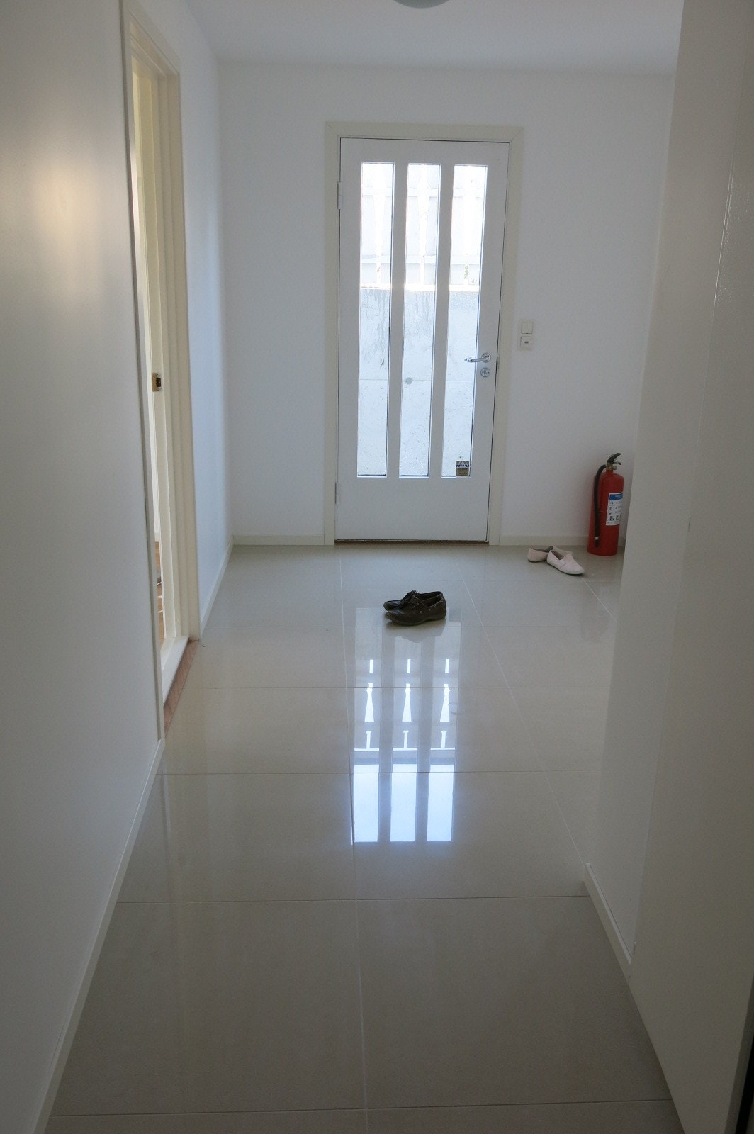 Hallway ground floor. Separate entrance. Heated floor. Galleribilde