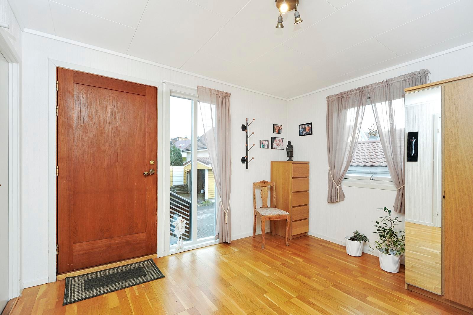 Spacious entrance. Large wardrobe built since picture taken Galleribilde