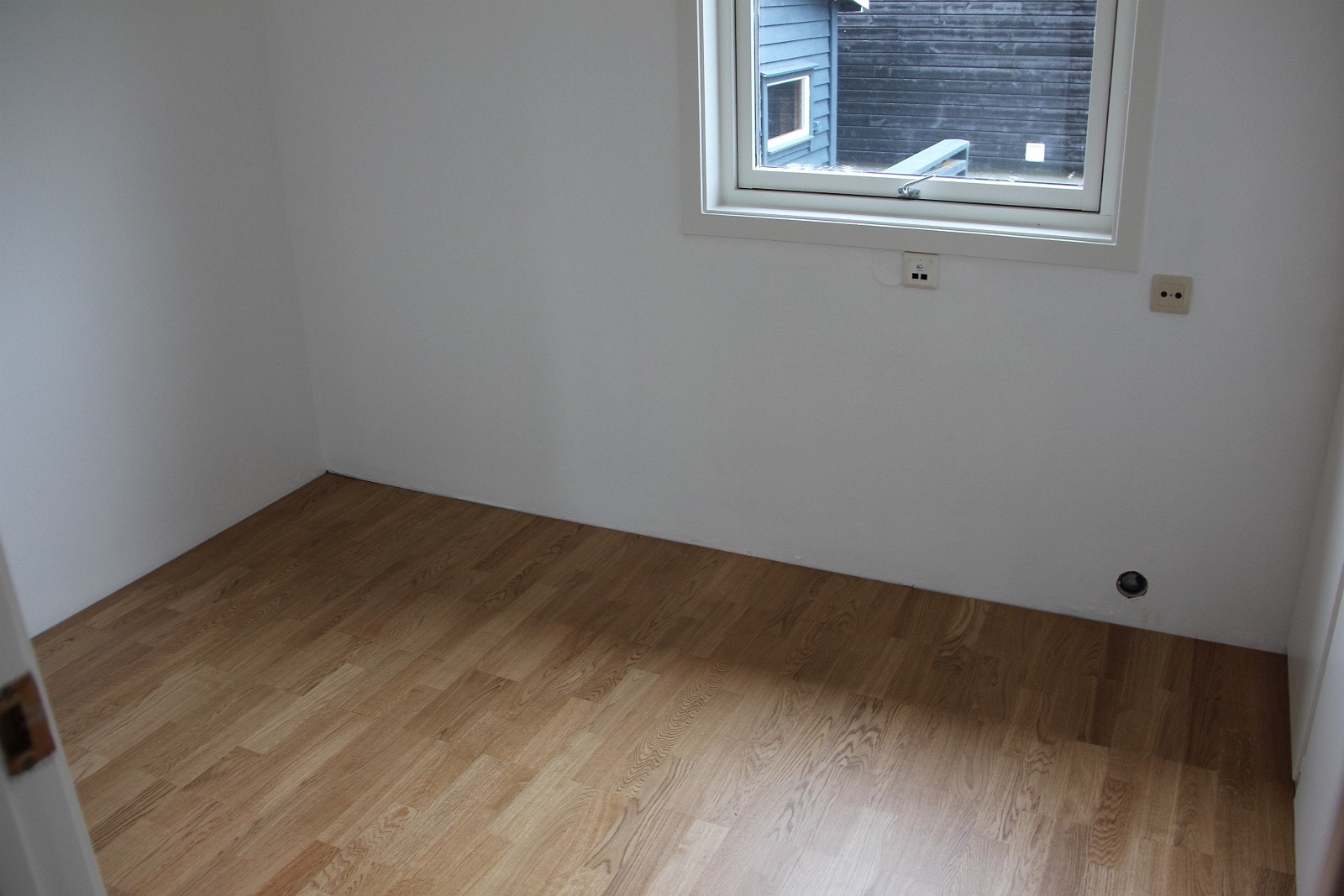 Bedroom 7 or office main floor. One wall with closets Galleribilde