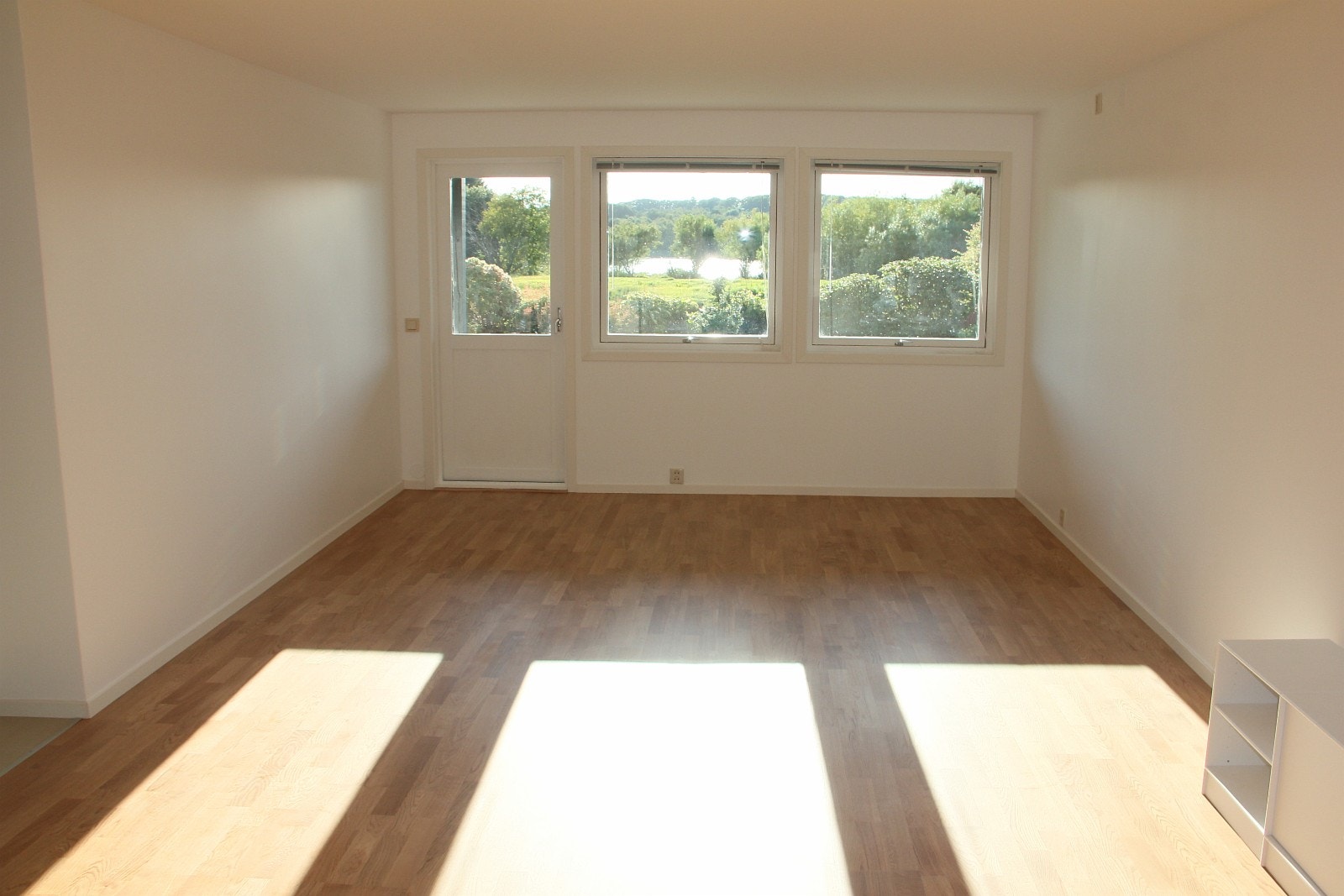 Living room ground floor with direct access to garden with nice view of lake Galleribilde