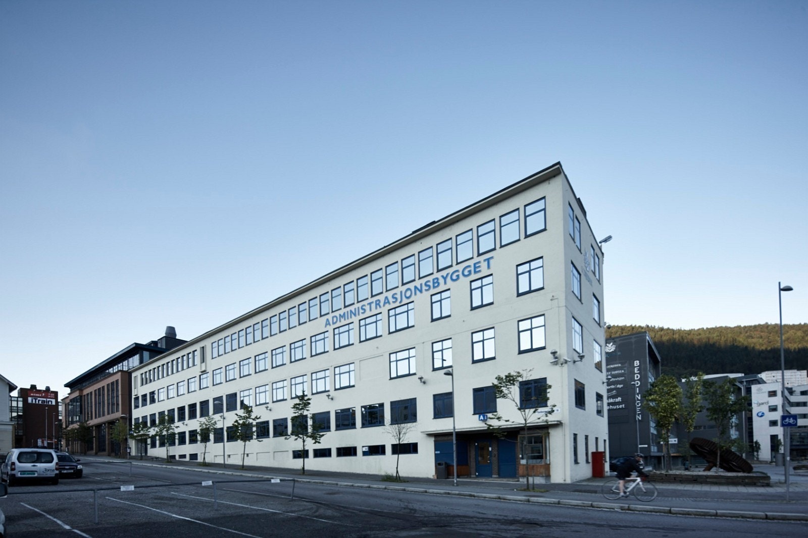 Administrasjonsbygget - eldre del Galleribilde