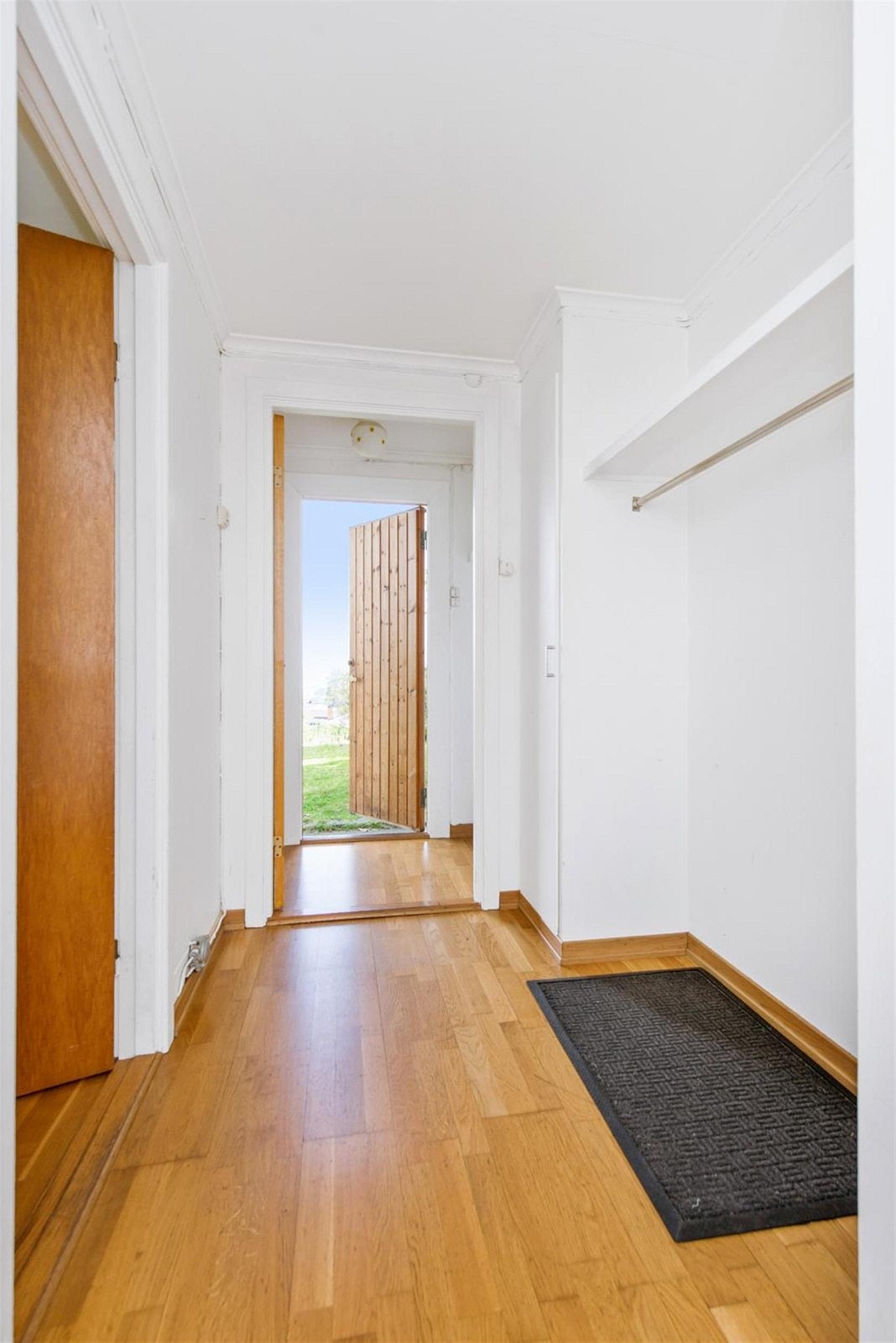 Inngang leilighet i underetasjen Galleribilde