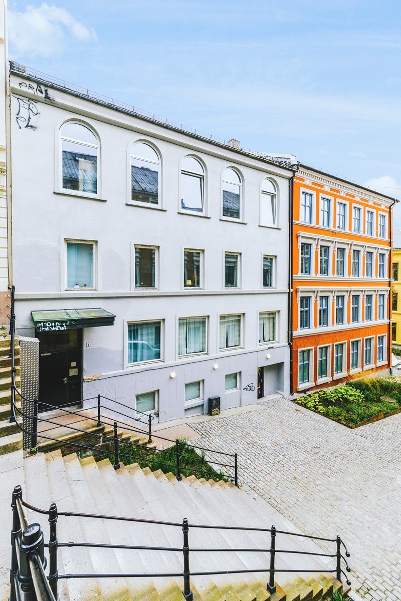 Praktisk adkomst til fra 1.etg, mens selve leiligheten ligger i 2.etg ut mot bakgård. Galleribilde