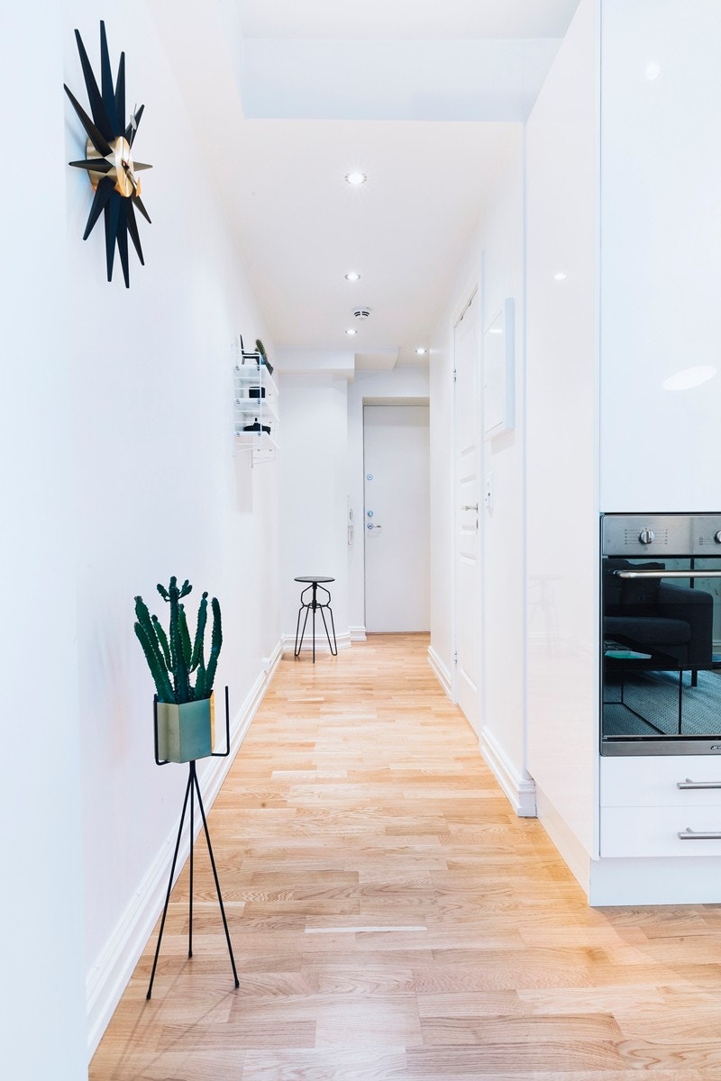 Innbydende entré med 3-stavs parkett på gulv og downlights belysning i tak Galleribilde