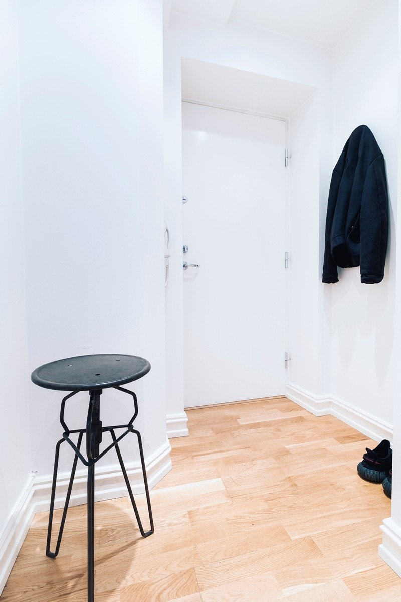 Romslig entré med plass for oppbevaring av yttertøy og sko. Galleribilde