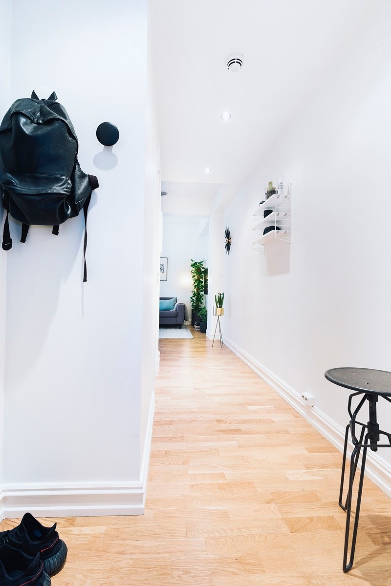 Innbydende entré med 3-stavs parkett på gulv og downlights belysning i tak. Galleribilde