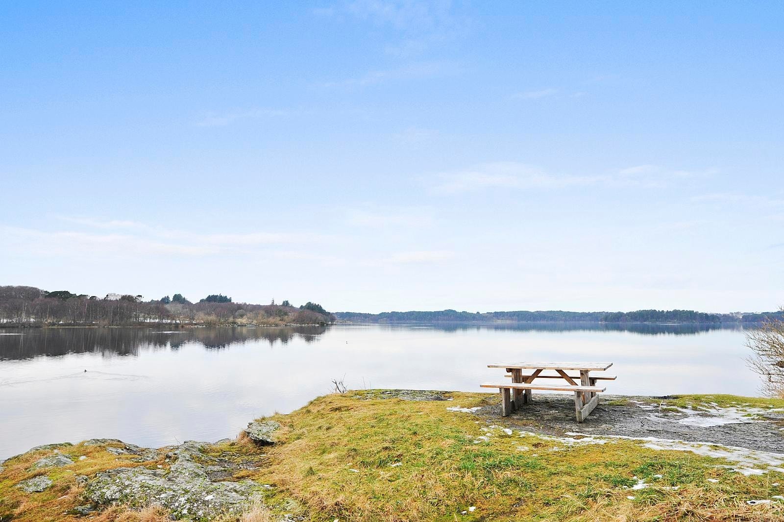 View of the lake a few meters from the house Galleribilde