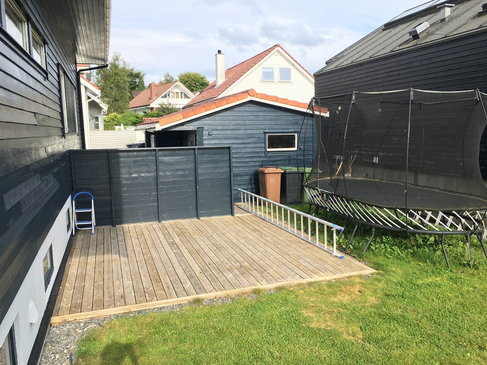 Secluded garden and garage with separate entrance to shed for bicycles etc Galleribilde