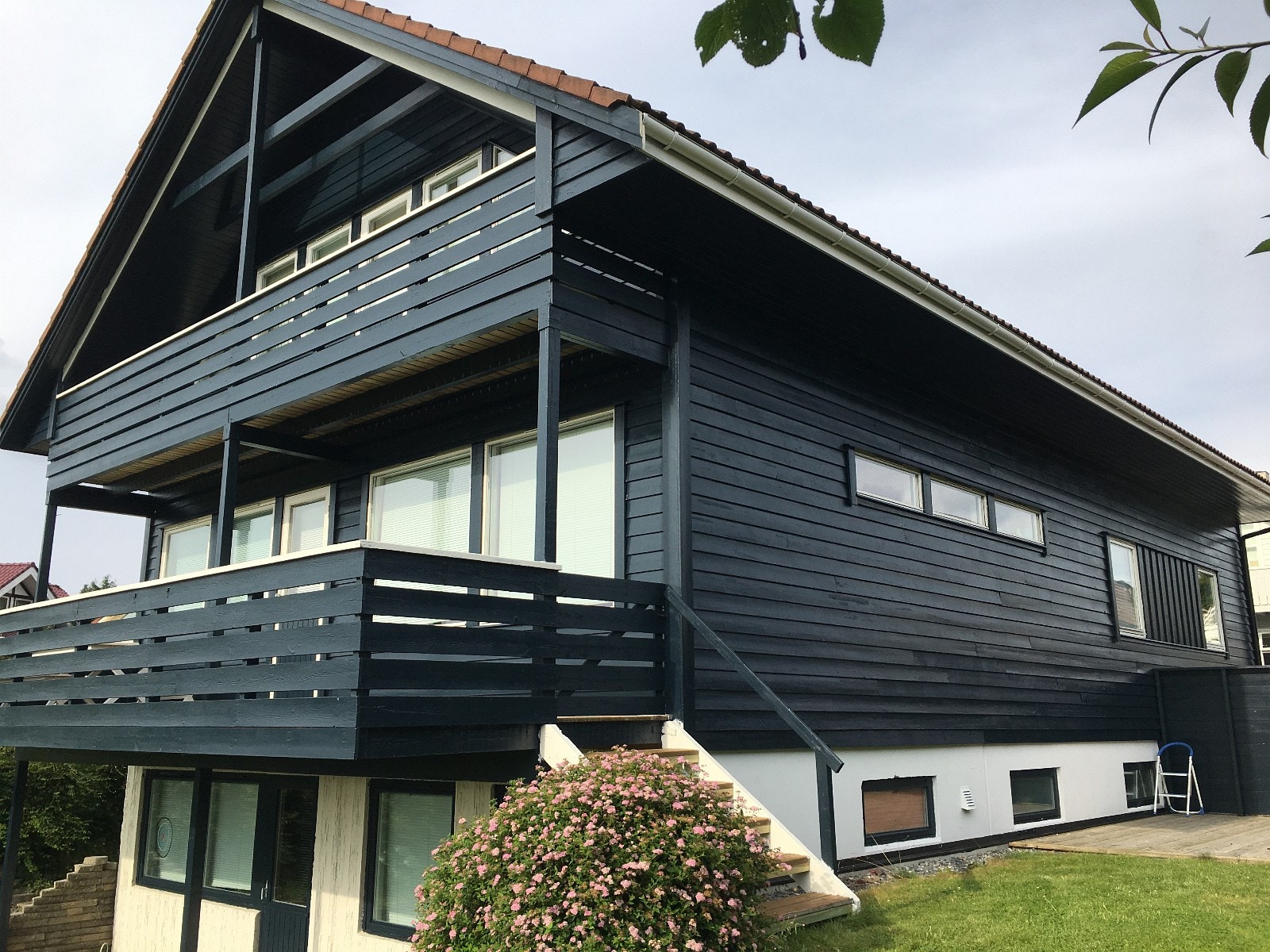 The house from the garden Galleribilde