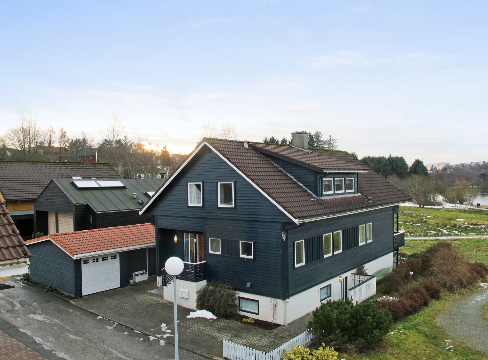 House with garage and parking plot Galleribilde
