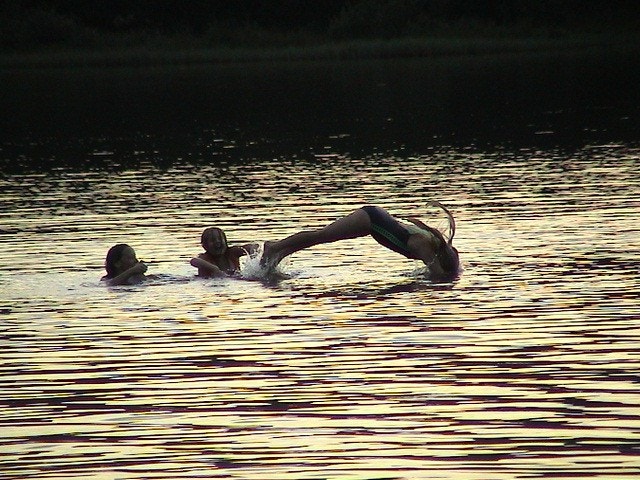 Kids bathing in the lake 2 minutes walk from the house Galleribilde