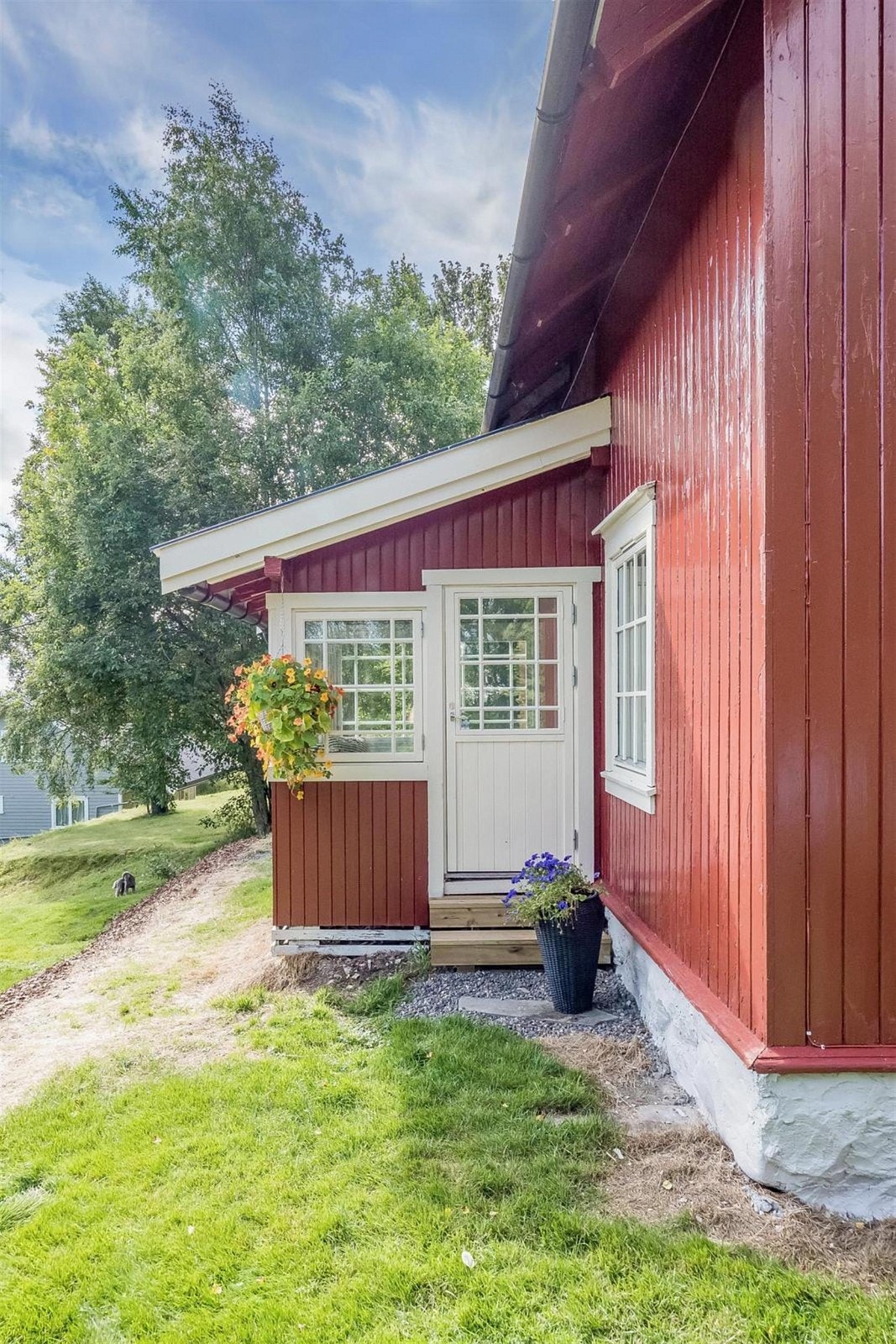 Det er utgang fra stue til hagen. Galleribilde