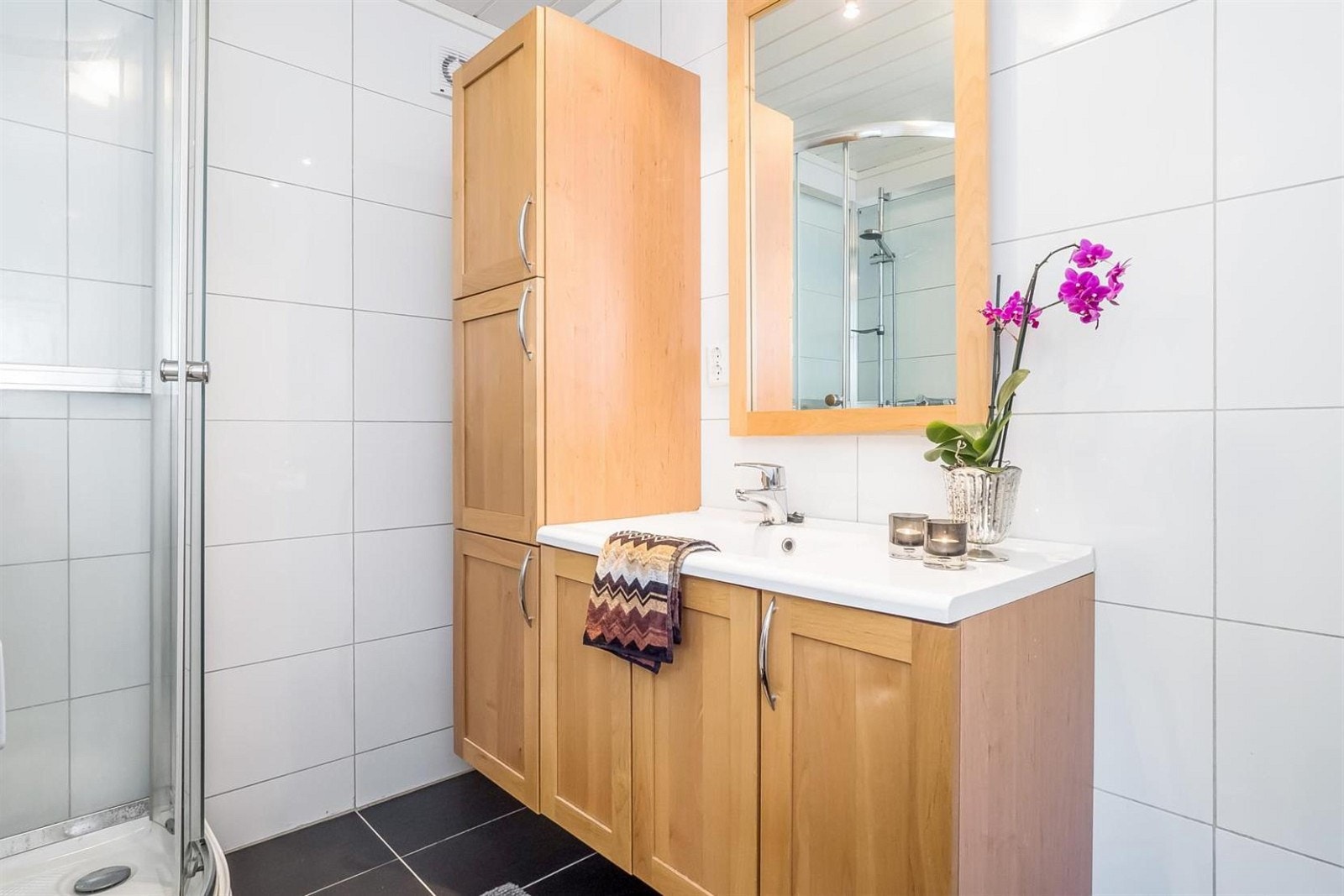 Badet er flislagt med varmekabler i gulvet. Galleribilde