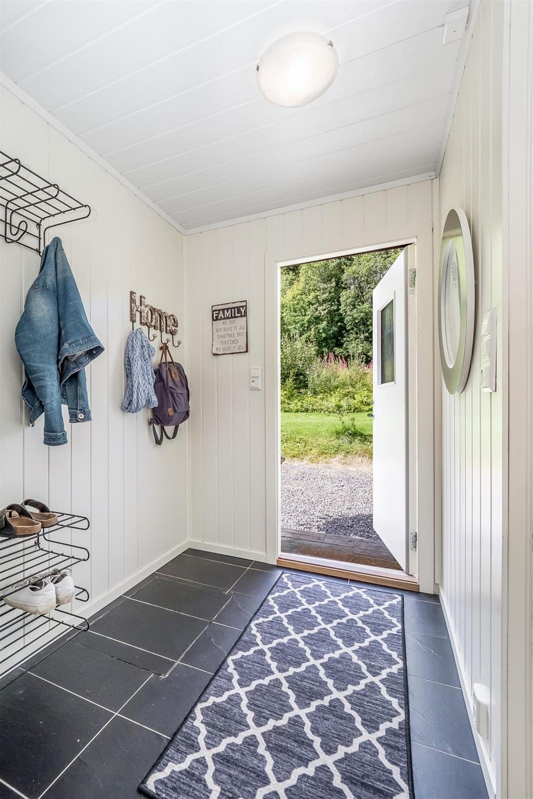 Entré med flislagt gulv og varmekabler. Galleribilde