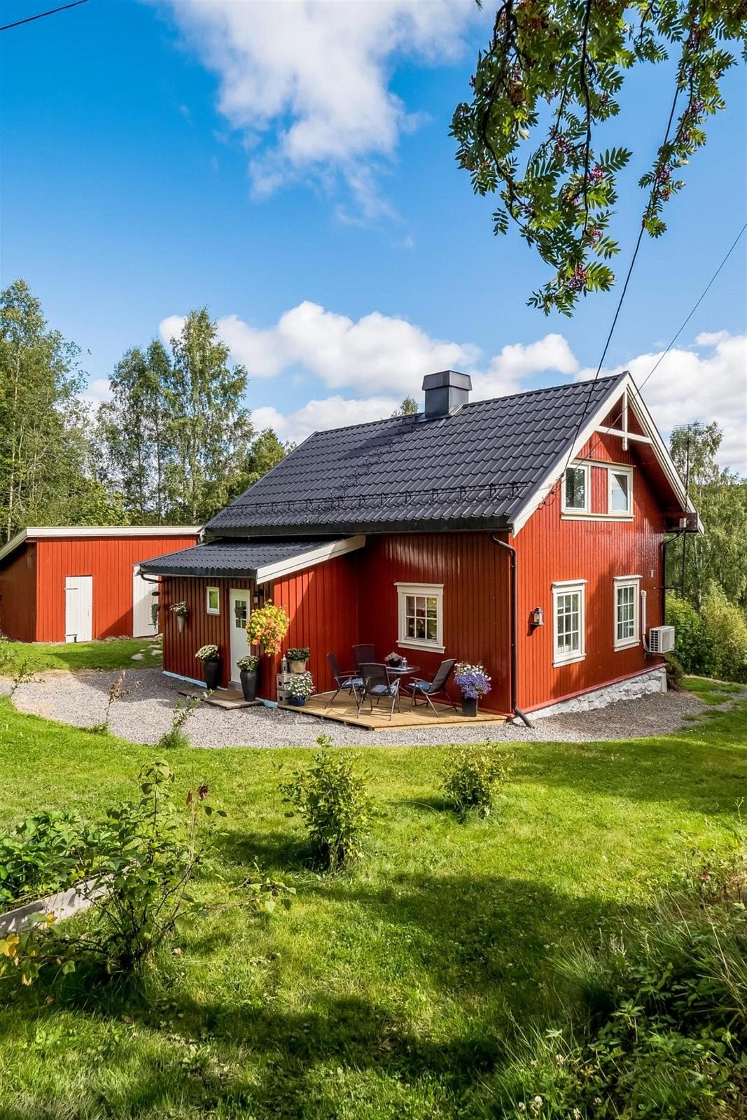 Det er et frittstående uthus på tomta med bod og vedskåle. Galleribilde