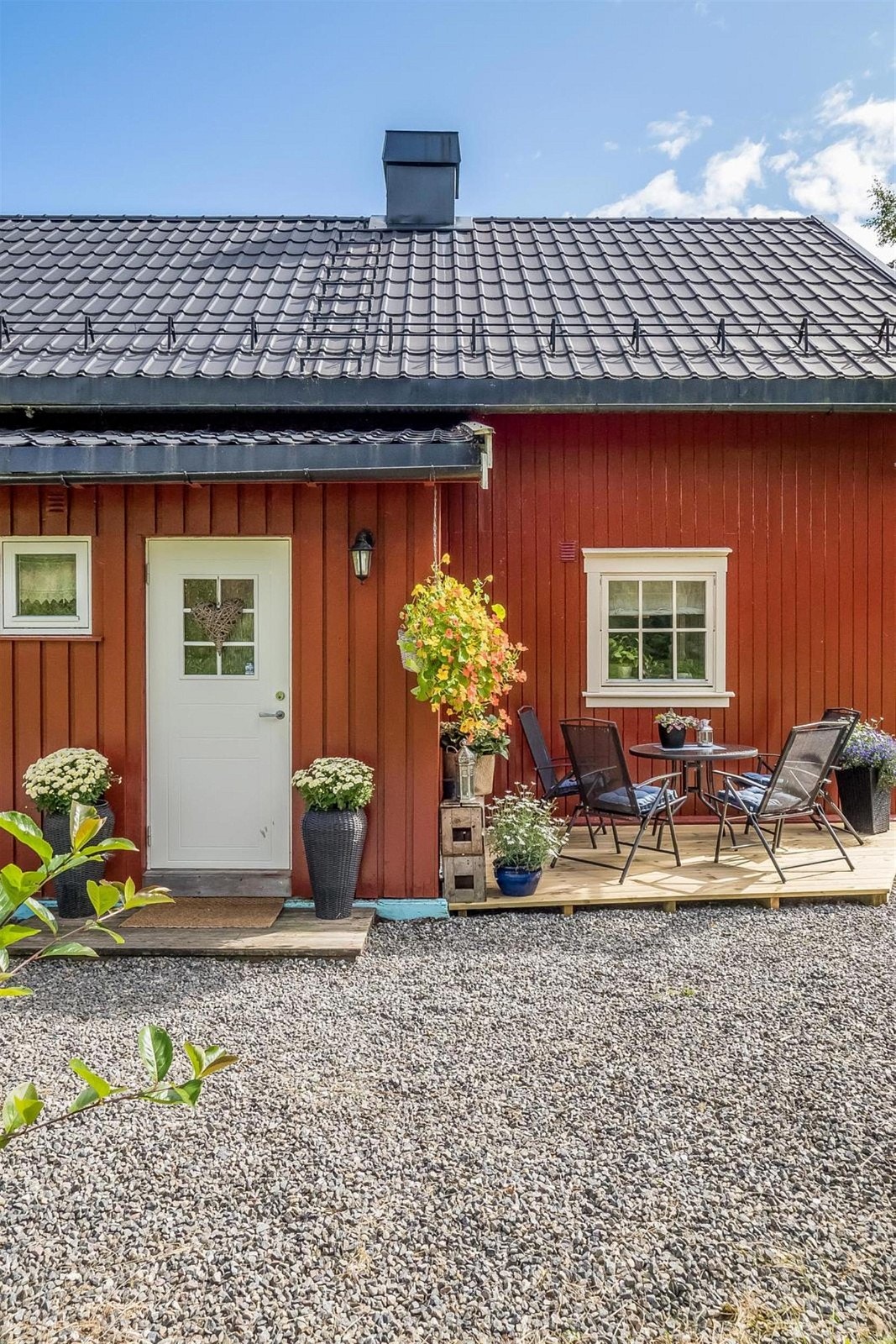 Trivelig inngagsparti med terrasseplatting. Galleribilde